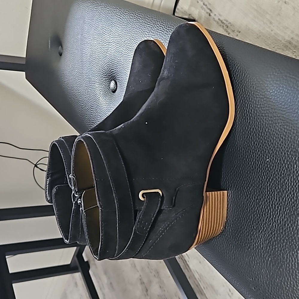 Shoes - Picture 2 of 5